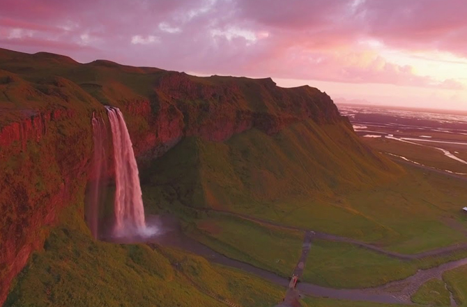 سیـلا لیـنـڈ فوس فالـــس (Seljalandsfoss Falls): یہ آئس لینڈ کے جنوبی حصے میں ہے جس کی بلندی ۶۰ میٹر ہے۔ یہ آبشار سیلا لینڈ دریا کا حصہ ہے۔ اس آبشار کو ہالی ووڈ کی کئی فلموں میں دکھایا گیا ہے۔ جسٹن بیبر کے مشہور البم &rsquo;آئی ول شو یو&lsquo; کے چند مناظر اسی آبشار کے کنارے شوٹ کئے گئے ہیں۔